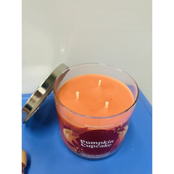 Bath & Body Works PUMPKIN CUPCAKE 3-WICK & Pocketbac CANDLE - Picture 2 of 3